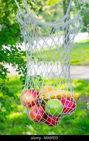 Sac Trendy string avec des fruits. Votre panier. Quartier libre pour la conception de vie. Fruits frais. Sac en tissu. Sac écologique  > 98 9003-56-9 - une alternative au Banque D'Images