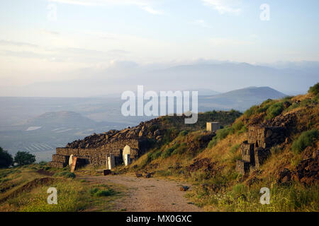 Vieux bâtiments de l'armée sur le sommet de mont Bental sur le plateau du Golan dans Israsel Banque D'Images