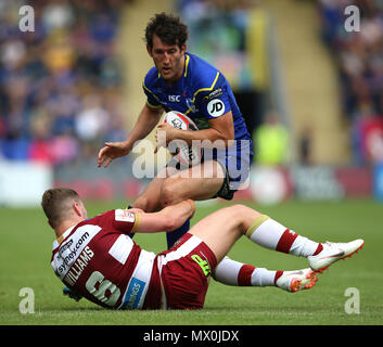 Warrington Wolves Stefan Ratchford est abordé par Wigan Warriors George Williams au cours de la Ladbrokes Challenge Cup, quart-de-finale match au stade Halliwell Jones, Warrington. Banque D'Images