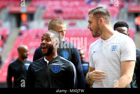 L'Angleterre (gauche-droite) Raheem Sterling et Jack Butland durant la match amical à WembleyÂ Stadium, Londres. Banque D'Images