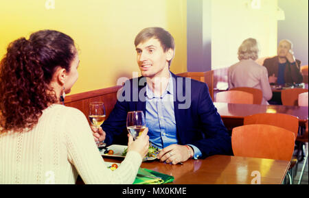 Smiling Couple avoir un dîner au restaurant table Banque D'Images