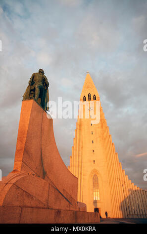 Soleil de minuit sur l'église Hallgrimskirkja (Islande), la cathédrale de Reykjavik, Islande, régions polaires Banque D'Images