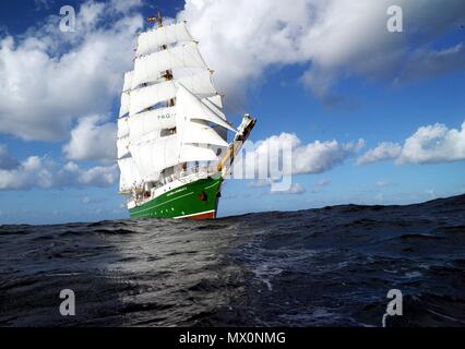 Dans l'impressionnant défilé windjammer baie de Kiel. Windjammer sous voiles. Individuellement ou dans le splendide panorama. Banque D'Images