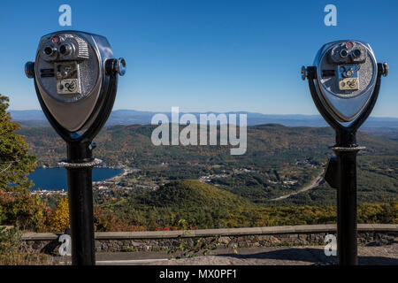 La vue depuis le pic de Prospect Mountain le vendredi 14 octobre 2016 à Lake George, New York. Banque D'Images
