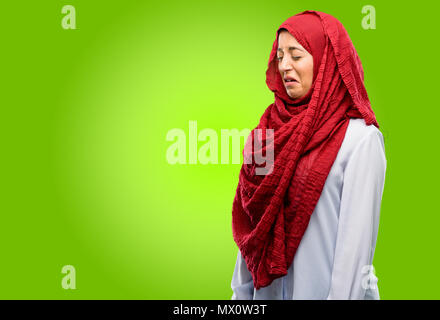 Jeune femme arabe portant le hijab pleurer déprimé plein de tristesse exprimant l'émotion triste Banque D'Images