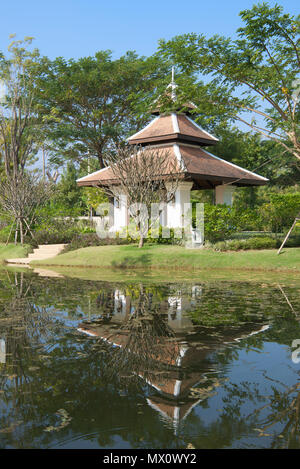 Petit temple moderne reflété dans le lac du nord de la Thaïlande, Chiang Mai Banque D'Images