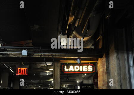 Sortie rayonnante et mesdames signer à Chelsea Market, New York, États-Unis Banque D'Images