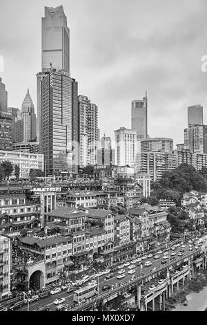 Chongqing, Chine - 03 octobre, 2017 : Chongqing skyline un jour de pluie. La ville est un centre économique de l'amont du bassin du Yangtze. Banque D'Images