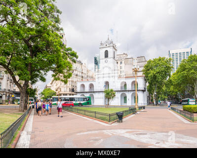 Les gens qui marchent et Cabildo Museum sur la Plaza de Mayo en Monserrat district au centre-ville de Buenos Aires, capitale de l'Argentine Banque D'Images