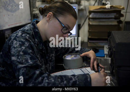 Washington (1 mai 2017) Technicien en électronique d'aviation, aviateur Lauren Blossom de Belton, Missouri, reçoit et catalogues une mousse formant un film pour l'étalonnage de la vanne de pression dans l'USS JOHN C. STENNIS (CVN 74) laboratoire d'étalonnage. John C. Stennis mène une disponibilité progressive prévue (PIA) au chantier naval de Puget Sound et l'Installation de maintenance de niveau intermédiaire, au cours de laquelle le navire est soumis à des activités de maintenance et de mise à niveau. Banque D'Images