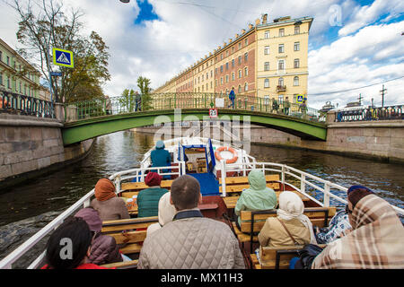 Le bateau-bus, à pied sur le bateau de tourisme, le 14 septembre 2016, Saint-Pétersbourg, Russie Banque D'Images