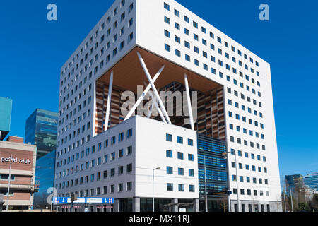 AMSTERDAM, Pays-Bas - 25 mars 2017 : de l'extérieur d'un bâtiment moderne dans la capitale offie du quartier des affaires Banque D'Images