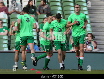 La République d'Irlande John O'Shea (droite) se réchauffe avant le match amical à l'Aviva Stadium de Dublin. Banque D'Images