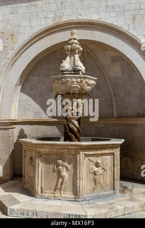 La petite fontaine d'Onofrio sur la place Luza dans la vieille ville de Dubrovnik, Croatie. Banque D'Images