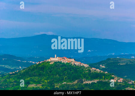 Vue aérienne à la célèbre ville sur la colline parlementaire, Motovun, station touristique populaire en Istrie, Croatie. Banque D'Images