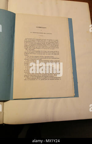 . English : Fascicule, page 1, "Commission de la topographie des Gaules' insérée dans le Dictionnaire archéologique de la Gaule , publié par la commission instituée au ministère de l'Instruction publique et des Beaux-Arts, 1875. Exemplaire du Musée nationale d'archéologie . 27 mars 2017, 16:42:50. Commission de la topographie de la Gaule en 151-Dag-Commission page1 Banque D'Images