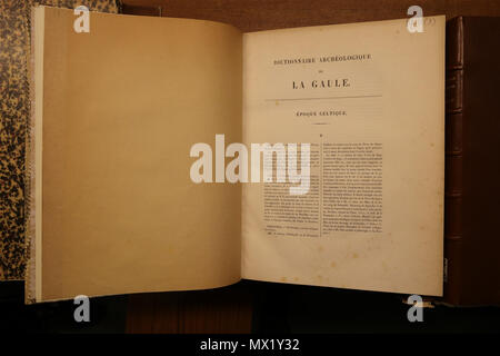 . Français : Dictionnaire archéologique de la Gaule, volume H à O, publié par la commission instituée au ministère de l'Instruction publique et des Beaux-Arts, 1875. Exemplaire du Musée nationale d'archéologie . 27 mars 2017, 16:42:50. Commission de la topographie de la Gaule en 151 Dag-Dictionnaire-3-I-H-O Banque D'Images