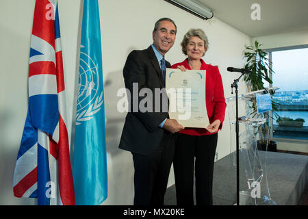 . Anglais : Le professeur nasser David Khalili désigné comme Ambassadeur de bonne volonté par le Directeur général de l'UNESCO, Irina Bokova . 16 octobre 2012, 18:54:57. photographié par Cyril Baill 503 l'UNESCO L'ambassadeur de bonne volonté du professeur Khalili Banque D'Images