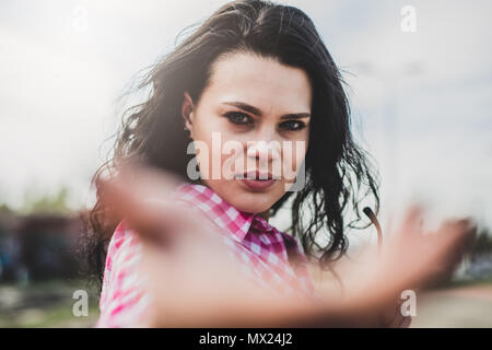 Une belle femme souriante et n'est en donnant un coup de main. Happy girl tire sur la main de l'observateur. Concept de vie, se détendre. Suivez-moi, prends-moi avec vous. Fille dans c Banque D'Images