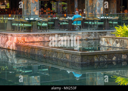 Balaclava, Maurice - guest non identifiés ayant un el fresco petit-déjeuner à l'hôtel Westin Turtle Bay Resort and Spa de droit au format paysage Banque D'Images