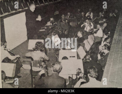 . Anglais : Orchestre de l'Opéra de Téhéran en 1972. Chef invité : Alberto Erede. La photo a été initialement publié dans le mensuel en langue perse Majaleh-ye Musighi (avril 1972) . 22 avril 1972, 01:03:15. Le ministère de la Culture et des Arts 589 1972 Orchestre de l'Opéra de Téhéran Banque D'Images