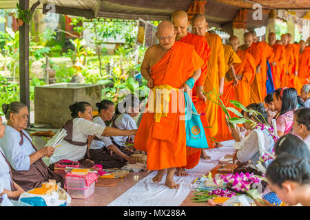 Kanchanaburi, Thaïlande - 16 septembre 2016 : Bouddhiste Mon peuple célèbre le mois de festival du mérite en offrant des fleurs aux moines en Sangkhlabri, Ka Banque D'Images