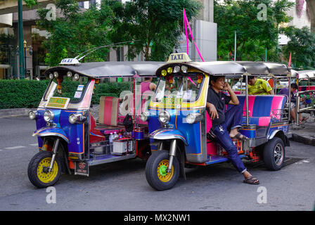 Bangkok, Thaïlande - Apr 21, 2018. Tuk Tuks (taxi) sur la rue à Bangkok, Thaïlande. Tuk-tuks ou sam lor (trois roues) utilisé pour être tout le monde wa préférés Banque D'Images