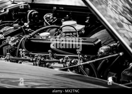 Vintage car avec les pièces de moteur musculaire Banque D'Images