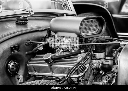 Vintage car avec les pièces de moteur musculaire Banque D'Images