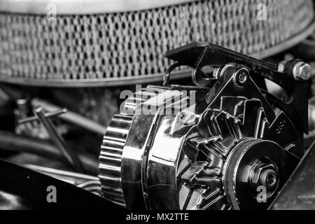 Vintage car avec les pièces de moteur musculaire Banque D'Images