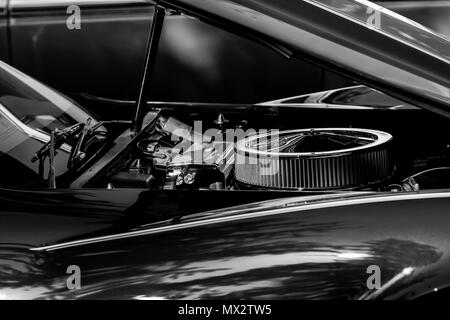 Vintage car avec les pièces de moteur musculaire Banque D'Images