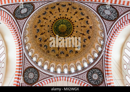 La calligraphie et l'art ottoman à l'intérieur du dôme n'par Mimar Sinan sur la mosquée de Soliman à Istanbul Banque D'Images