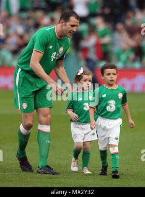 La République d'Irlande John O'Shea avec son fils Alfie et sa fille Ruby avant le match amical à l'Aviva Stadium de Dublin. Banque D'Images