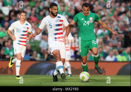 République d'Irlande's Graham Burke (à droite) et United States' Cameron Carter-Vickers bataille pour la balle durant le match amical à l'Aviva Stadium de Dublin. Banque D'Images