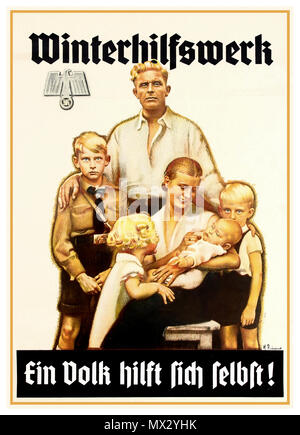 'Winterhilfswerk' Vintage 1940's WW2 Nazi Propaganda Poster avec stéréotypé nazi «idéal» blond aryen groupe de six familles allemandes, dont un garçon en uniforme de la jeunesse hitlérienne, promouvant une œuvre de charité nazie pour aider les autres dans le besoin. La famille de l'Allemagne nazie est baignée dans une lumière chaude et brillante. 'Winterhilfswerk' Allemagne nazie Seconde Guerre mondiale Seconde Guerre mondiale WINTERHILFSWERK - EIN VOLK HILFT SICH SELBST! [TRAVAIL DE SECOURS HIVERNAL - UN PEUPLE S'AIDE LUI-MÊME] Banque D'Images