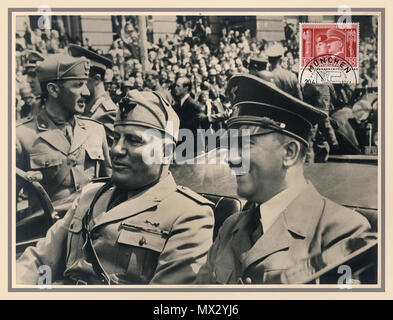 Vintage 1940 carte postale sépia allemande avec timbre commémoratif spécial Benito Mussolini et Adolf Hitler en Mercedes ouverte Munich, Allemagne juin 1940 en WW2 Banque D'Images