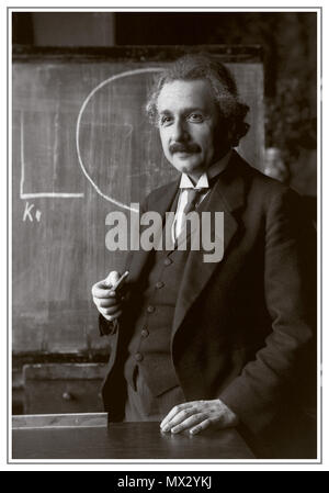 Conférence d'EINSTEIN TABLEAU NOIR Vintage 1920's B&W image d'Albert Einstein, lauréat du Prix Nobel de physique en 1921 pour ses services à la physique théorique, et en particulier pour sa découverte de la loi de l'effet photoélectrique" indiqués lors d'une conférence à Vienne en 1920. Banque D'Images
