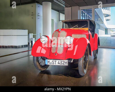 MUNICH, ALLEMAGNE LE 8 AVRIL, 2017 : 1929 BMW Dixi 3/15 PS Ihle40 dans le musée BMW. Banque D'Images