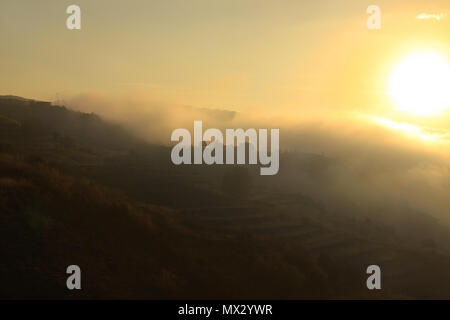 Paysage de montagne dans le brouillard magique avec la lumière du soleil, au Liban. Banque D'Images