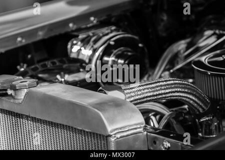 Vintage car avec les pièces de moteur musculaire Banque D'Images