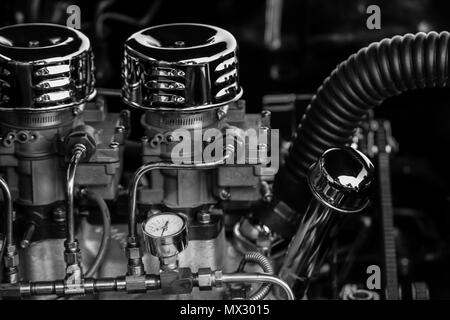 Vintage car avec les pièces de moteur musculaire Banque D'Images