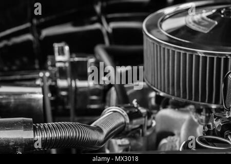 Vintage car avec les pièces de moteur musculaire Banque D'Images