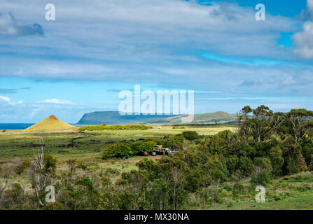 Vue de paysages volcaniques éteints avec Rano Kau à distance à partir de la carrière de Rano Raraku, île de Pâques, Rapa Nui, Chili Banque D'Images