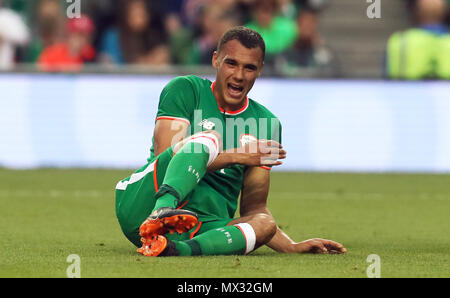 République d'Irlande's Graham Burke se trouve blessé durant le match amical à l'Aviva Stadium de Dublin. Banque D'Images