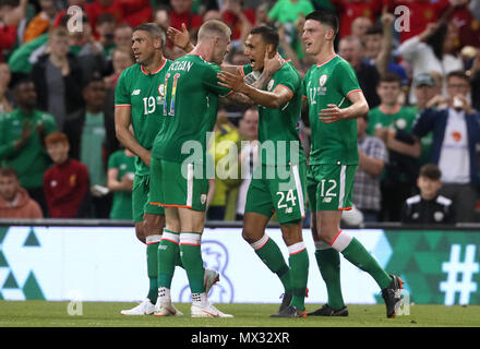 République d'Irlande's Graham Burke (deuxième à droite) célèbre marquant son but premier du côté du jeu au cours de la match amical à l'Aviva Stadium de Dublin. Banque D'Images