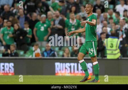 République d'Irlande's Graham Burke fête marquant son premier but de côtés du jeu pendant le match amical à l'Aviva Stadium de Dublin. Banque D'Images