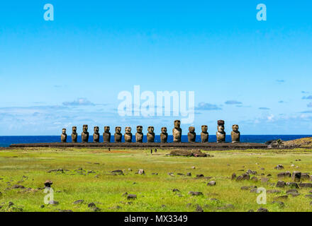 Tongariki Moai, plus grande reconstruction Ahu, avec l'océan Pacifique en toile de fond, l'île de Pâques, Rapa Nui, Chili Banque D'Images