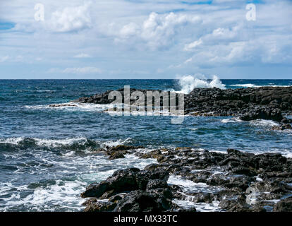 Vagues se brisant sur les rochers du littoral, l'île de Pâques, Rapa Nui, Chili Banque D'Images