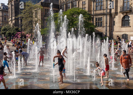 Enfants jouant dans une fontaine d'eau sur l'un des jours les plus chauds de l'année au Royaume-Uni. Sheffield Peace Gardens, les enfants qui jouent dehors, l'eau des fontaines. Banque D'Images