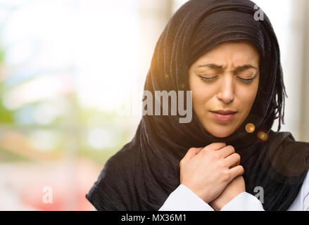 Jeune femme arabe portant le hijab pleurer déprimé plein de tristesse exprimant l'émotion triste Banque D'Images